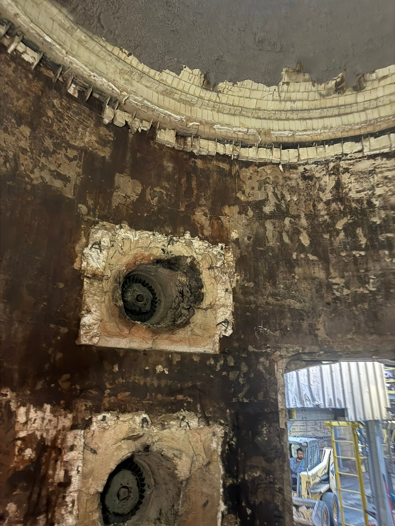 Continuous gunned refractory surface after repair