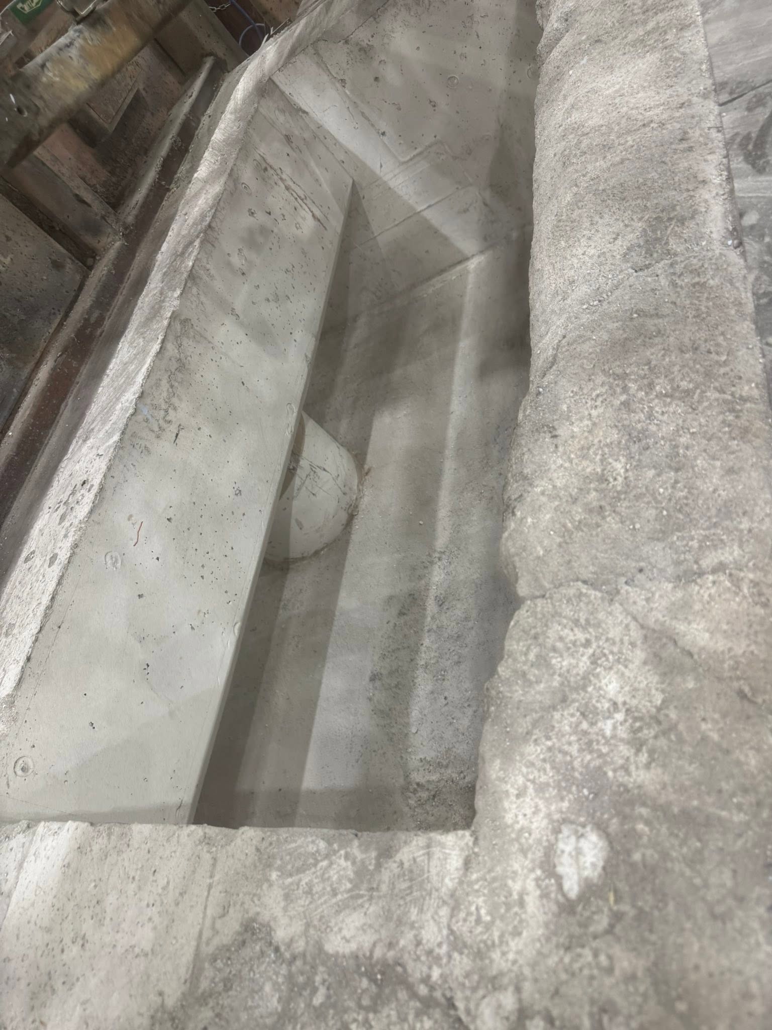 Crematory retort chamber lining