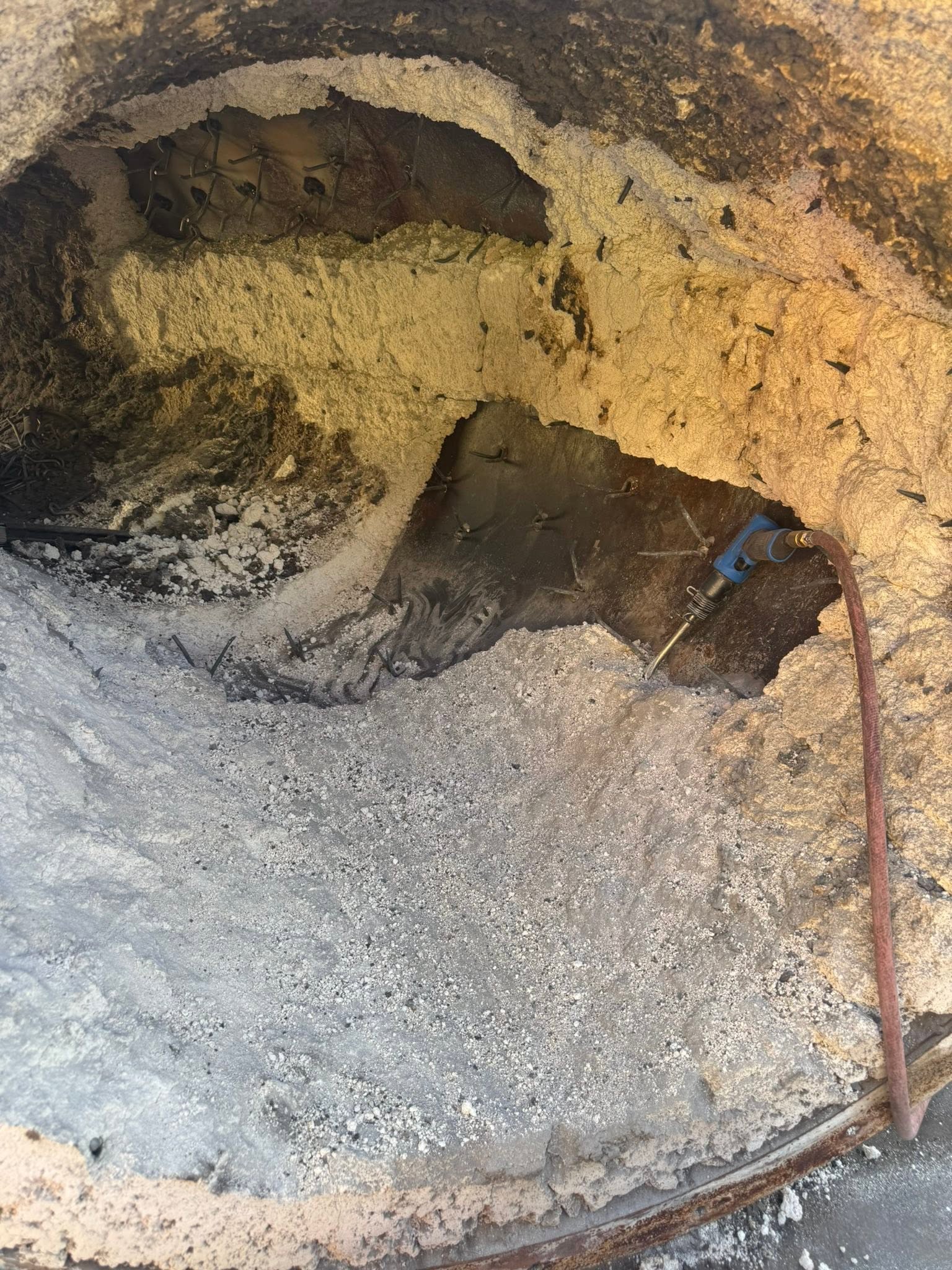 Failed refractory lining with brick loss