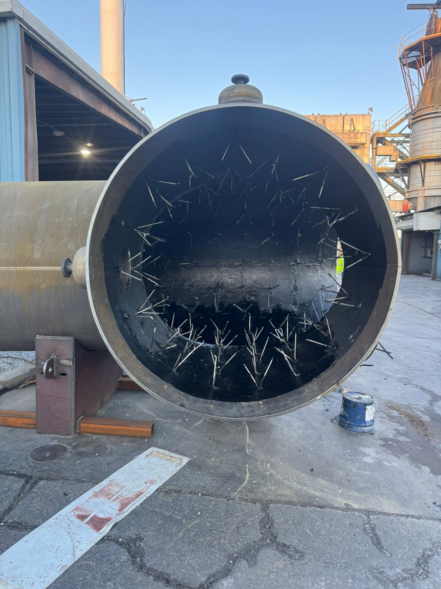 Refractory lining inside an industrial vessel